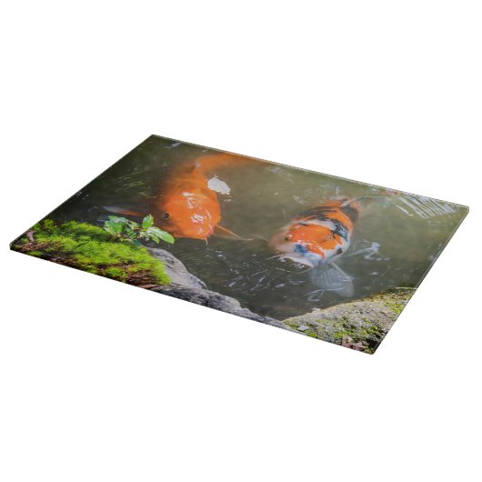 Koi-Fisch in einem Teich Schneidebrett (Ecke)