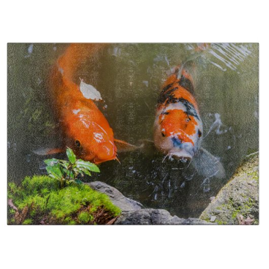 Koi-Fisch in einem Teich Schneidebrett (Vorderseite)