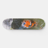 Koi-Fisch in einem Teich Skateboard (Horizontal)