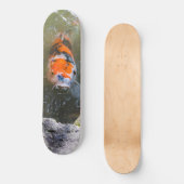 Koi-Fisch in einem Teich Skateboard (Vorderseite)