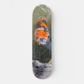Koi-Fisch in einem Teich Skateboard (Vorderseite)