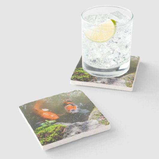 Koi-Fisch in einem Teich Steinuntersetzer (Seitenansicht)