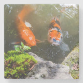 Koi-Fisch in einem Teich Steinuntersetzer (Vorderseite)