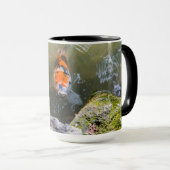 Koi-Fisch in einem Teich Tasse (VorderseiteRechts)