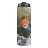 Koi-Fisch in einem Teich Thermosbecher (Vorderseite)