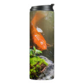 Koi-Fisch in einem Teich Thermosbecher (Nach links gedreht)