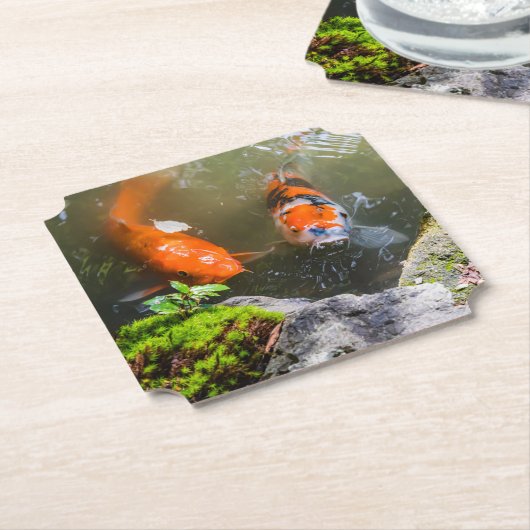 Koi-Fisch in einem Teich Untersetzer (angewinkelt)