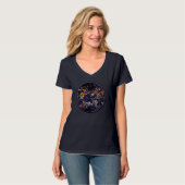 KOI-FISCH ÜBER FLIEßENDEM T-Shirt (Vorderseite Vollansicht)