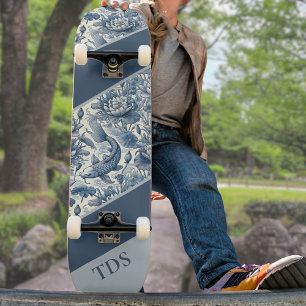 Koi-Fisch und Wasserlilien-Blau-Chinoiserie-Monogr Skateboard