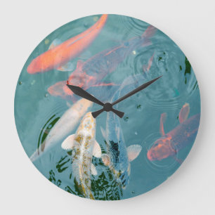 Koi-Fische schwimmen im Teich Große Wanduhr