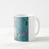 Koi-Fische schwimmen im Teich Kaffeetasse (VorderseiteRechts)