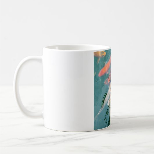 Koi-Fische schwimmen im Teich Kaffeetasse (Links)