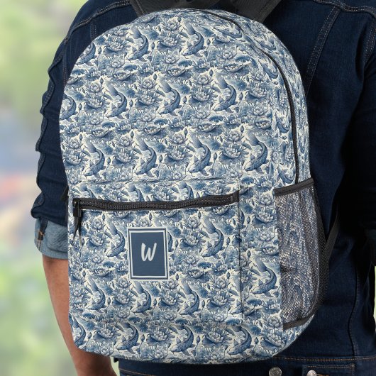 Koi Fish and Water Lily Blue Chinoiserie Monogram Bedruckter Rucksack