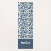Koi Fish and Water Lily Blue Chinoiserie Monogram Yogamatte (Vorderseite)