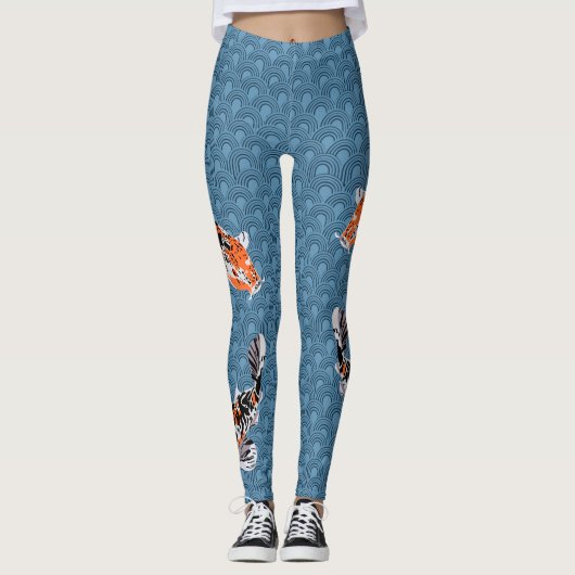 Koi Fish Illustrationen auf Blue Waves Gemustert Leggings (Vorderseite)