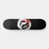 Koi Fish Taiji Circle Japanische Kunst schwarz und Skateboard (Horizontal)
