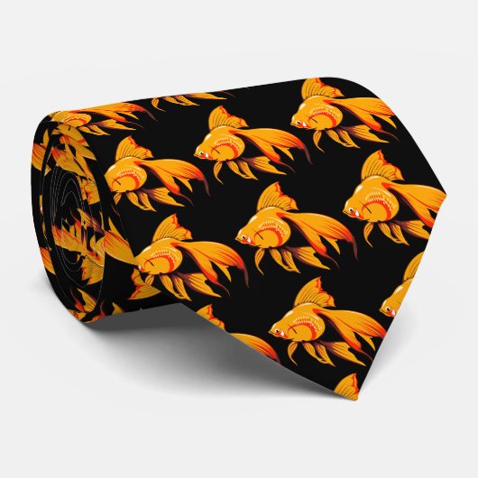 Koi Goldfish auf schwarzem Hintergrund Krawatte (Gerollt)