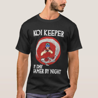 Koi-Hüter bei Tag, Gamer bei Nacht, lustiger Koi-L T-Shirt