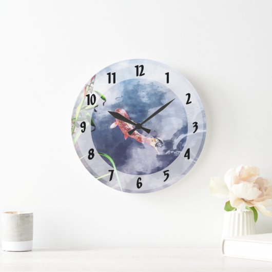 Koi im wirbelnden Wasser Große Wanduhr (Zuhause)