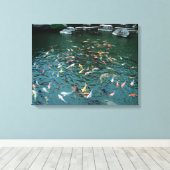 Koi in einem Teich Leinwanddruck (Insitu (Holzboden))