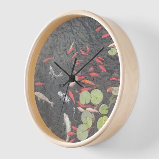 Koi Pond Clock in Orangen und Grüntönen Uhr (Winkel)
