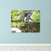 Koi Pond mit Wasserfall Leinwanddruck (Insitu (Holzboden))