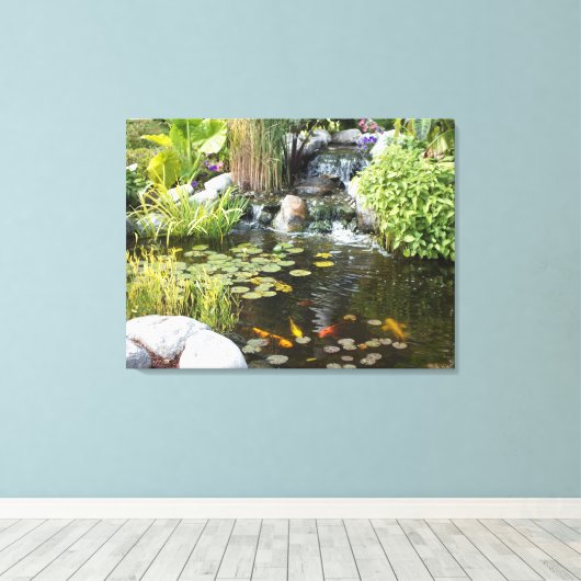 Koi Pond mit Wasserfall Leinwanddruck (Insitu (Holzboden))