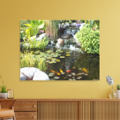 Koi Pond mit Wasserfall Leinwanddruck (Insitu (Wohnzimmer))