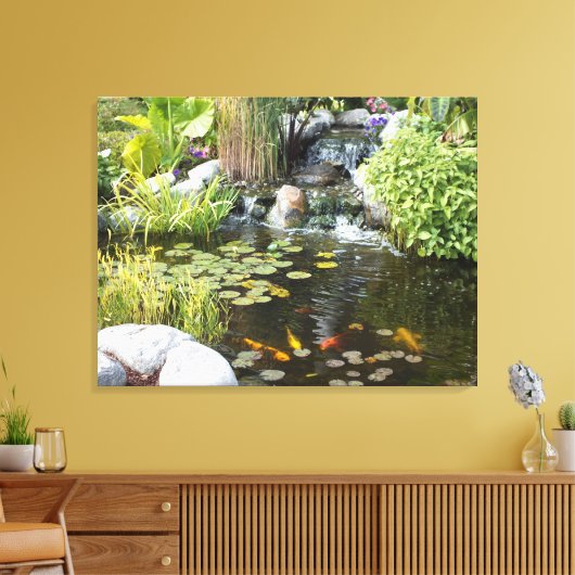 Koi Pond mit Wasserfall Leinwanddruck (Insitu (Wohnzimmer))