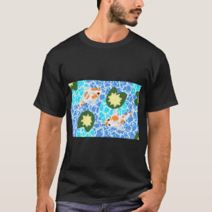 Koi Schwimmen in einem Lilienteich T-Shirt