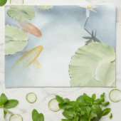 Koi-Teich-Reflektion mit Fisch und Lilien Handtuch (Gefaltet)