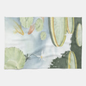 Koi-Teich-Reflektion mit Fisch und Lilien Handtuch (Horizontal)