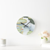 Koi-Teich-Reflektion mit Fisch und Lilien Runde Wanduhr (Zuhause)