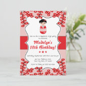 Kokeshi Doll Birthday Einladung | japanischer Stil (Stehend Vorderseite)