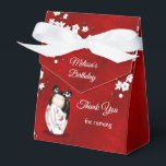 Kokeshi Doll White Red Birthday Thank You Geschenkschachtel<br><div class="desc">A cute kokeshi doll in a white kimono with red butterflies. With white cherry blossoms on a shimmering red background and a custom thank you birthday text for girl´s birthday´s.</div>