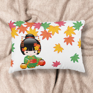 Kokeshi-Puppe im Herbst - Geisha-Mädchen im grünen Zierkissen