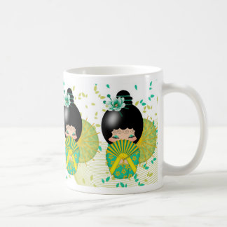 Kokeshi Puppen in der grünen und gelben Tasse