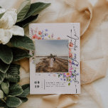 Kokette Blumenwiese | Summer Wedding Foto Save The Date<br><div class="desc">Mit hübschen farbenfrohen Wildblumen, die Ihr Foto umrahmen. Personalisieren Sie diese durch Hinzufügen von Namen, Datum, Ort, QR-Code und anderen Details. Hallo Sommer! Mit dieser farbenfrohen Farbpalette verwöhnen Sie Ihre Hochzeit im Sommer mit lebhafter Energie und kühnen Farbtupfern. Diese Kollektion ist der perfekte Weg, um die herrlichen Farbtöne des Sommers...</div>