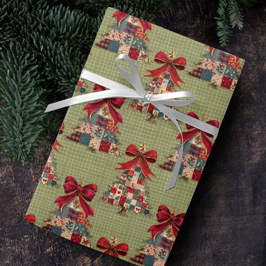 Kokette Patchwork-Weihnachtsbäume grüne Quadrate Geschenkpapier