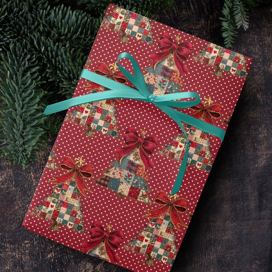 Kokette Patchwork-Weihnachtsbäume rote Tupfen Geschenkpapier