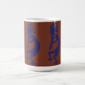Kokopelli-Flute Abbildung: Blau auf Rot Kaffeetasse (Mittel)