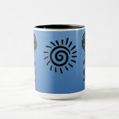 Kokopelli mit dem amerikanischen Sonnensymbol Tasse (Zentrum)