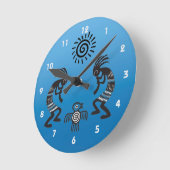 Kokopelli mit Indianersonne und Indianervogel Runde Wanduhr (Winkel)