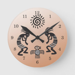 Kokopelli With Native Sun and Native Bird Symbol Runde Wanduhr