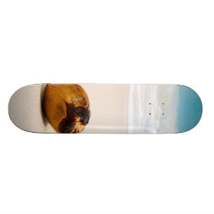 Kokosnuss an einem tropischen Strand Skateboard
