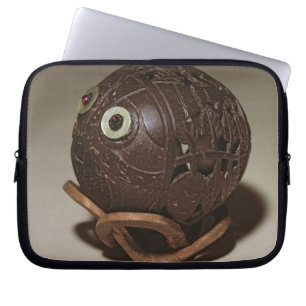 Kokosnuss gemeißelt in ein Gesicht, c.1895 Laptopschutzhülle