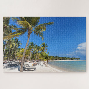 Kokospalmen und Puzzle aus weißem Sand