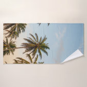 Kokospalmen unter bewölktem Himmel am Morgen Badehandtuch (Badehandtuch)