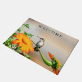 Kolibri auf einer blühenden Pflanze Fußmatte (Schrägansicht)