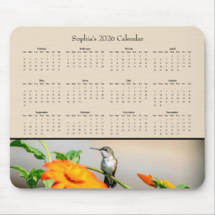 Kolibri auf einer Orangefarbenen Blume – 2026 Kale Mousepad